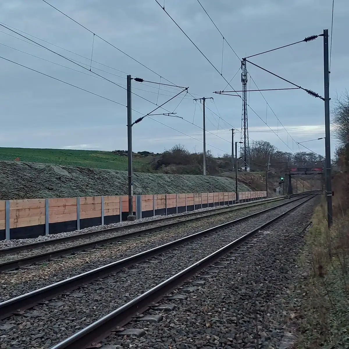 Vue d'ensemble de la berlinoise achevée le long des voies — Ussy-sur-Marne