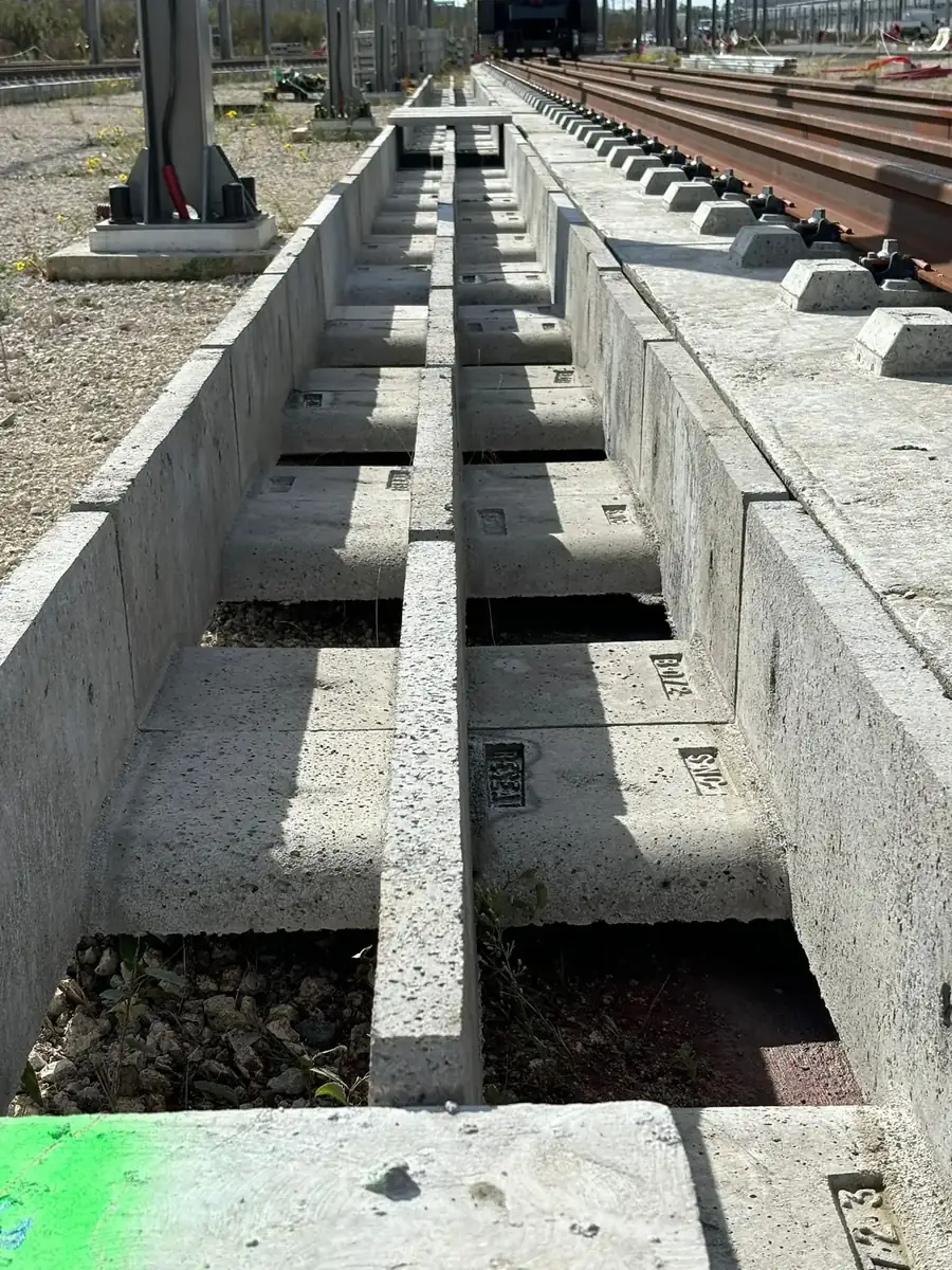Caniveaux béton en cours de pose entre les voies — Aulnay-sous-Bois