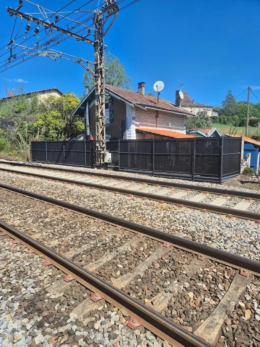 Création d'une clôture le long des voies — Cahors