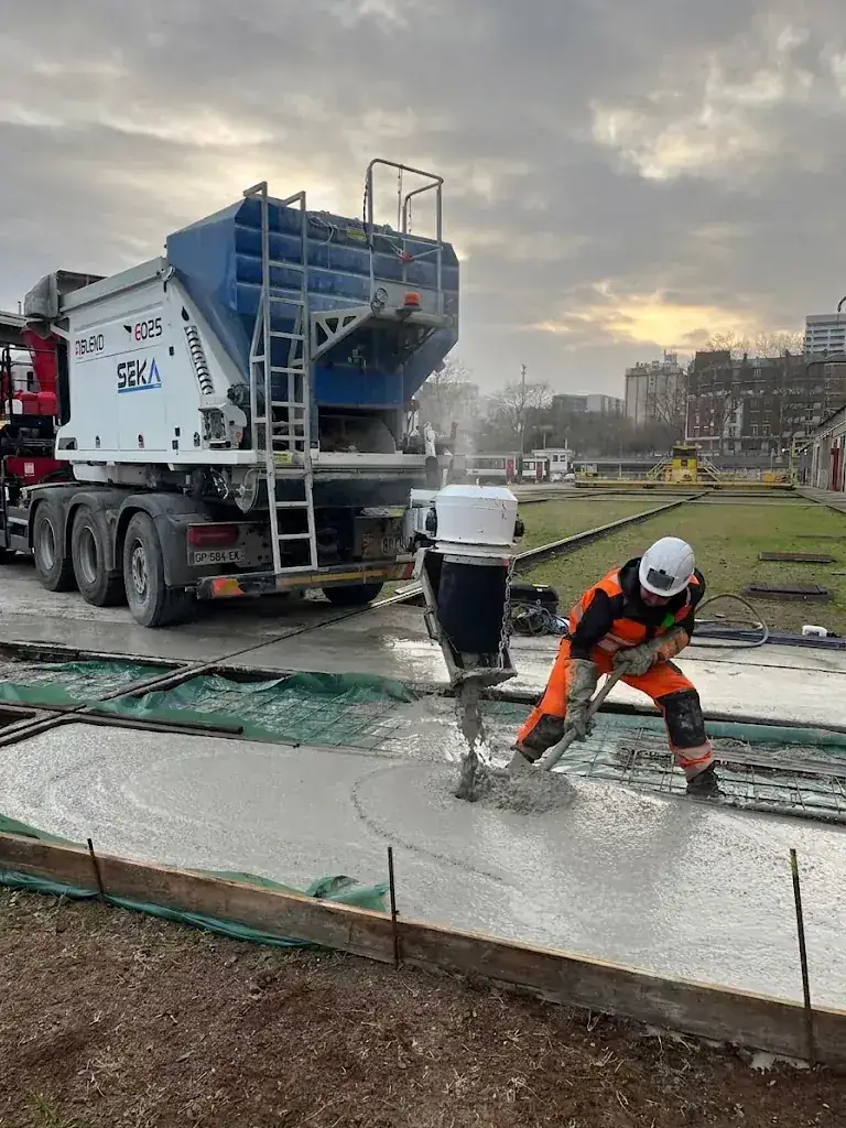 Coulage d'une dalle béton avec la centrale à béton mobile SEKA — technicentre Paris-Austerlitz