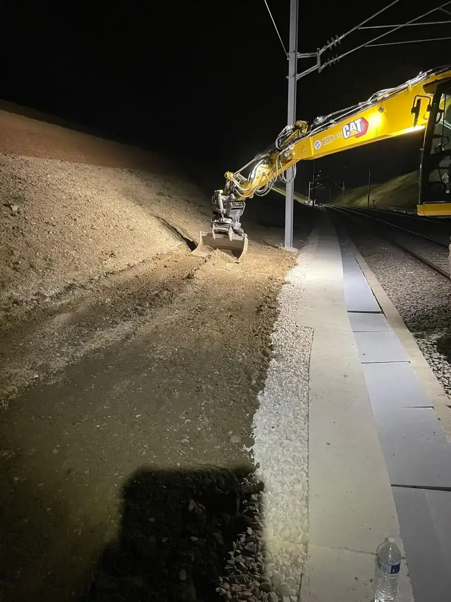 Couvertine béton et caillebotis posés de nuit avec pelle rail-route
