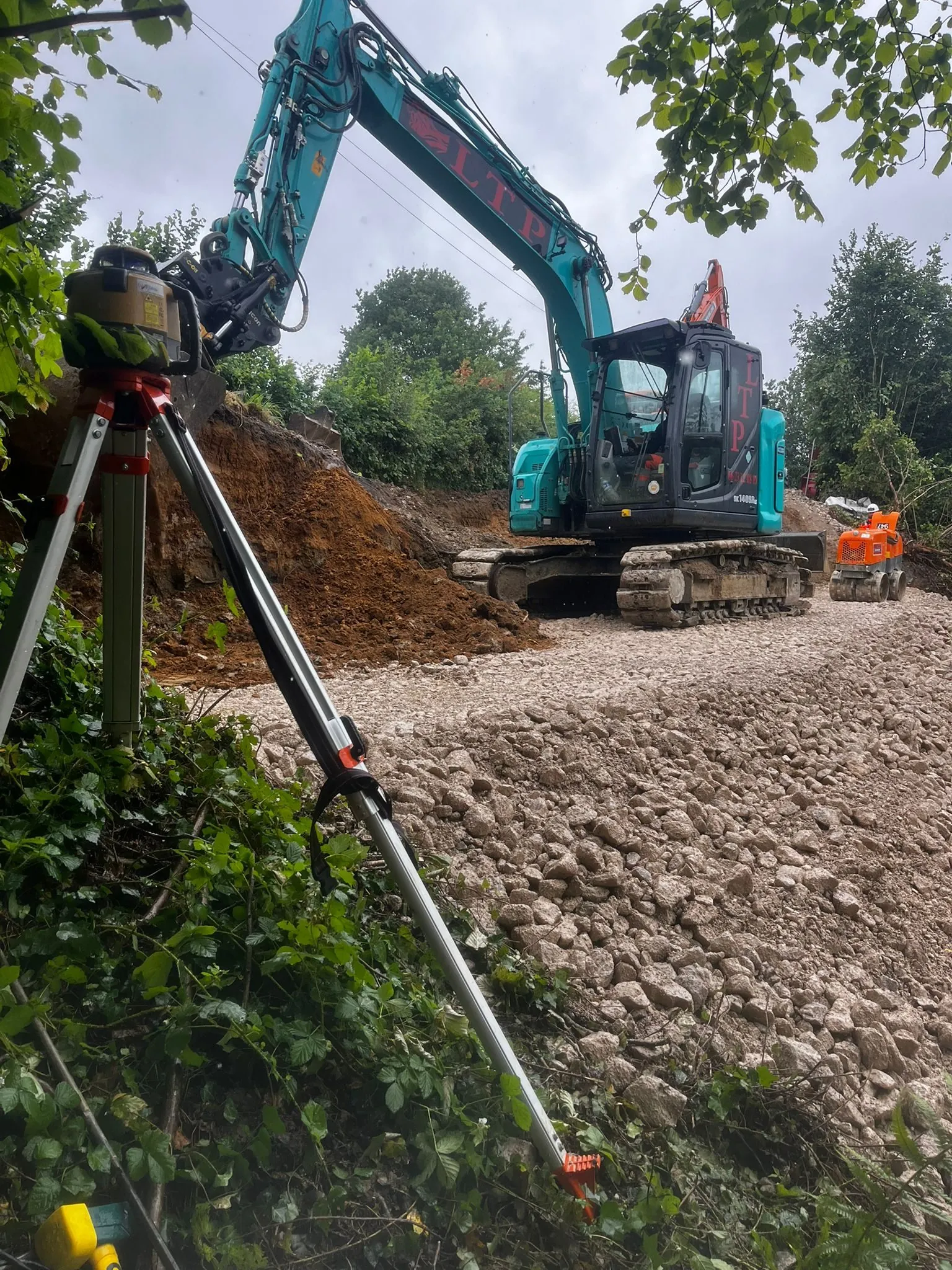 Pelle mécanique et compacteur sur un chantier de comblement de déblai