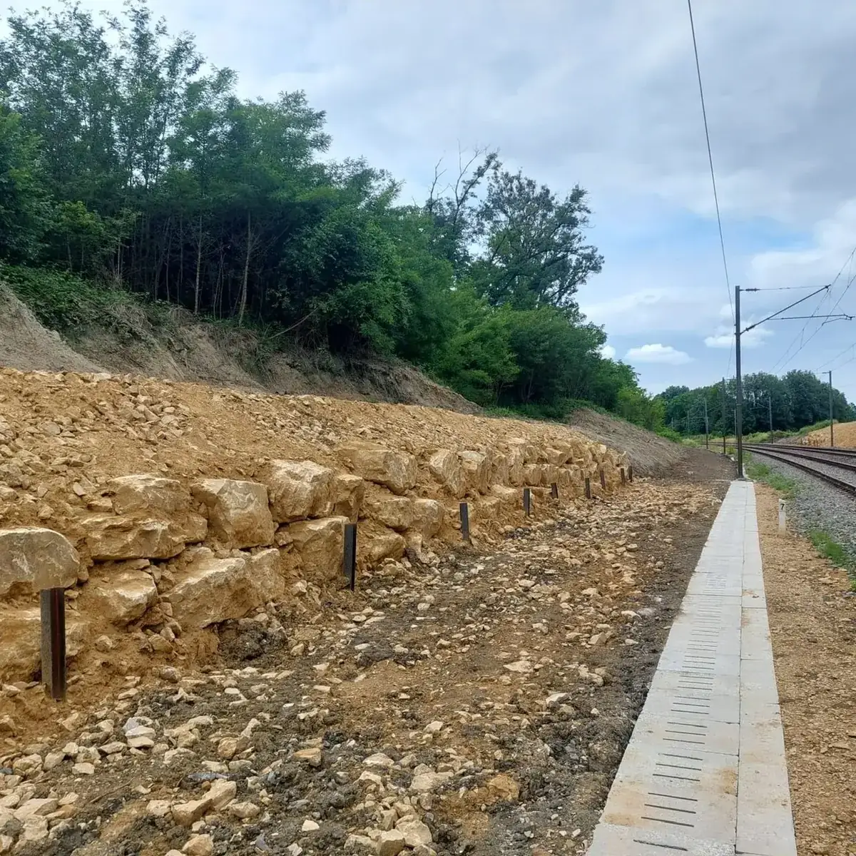 Enrochement et fossé béton préfabriqué — Les Épinettes