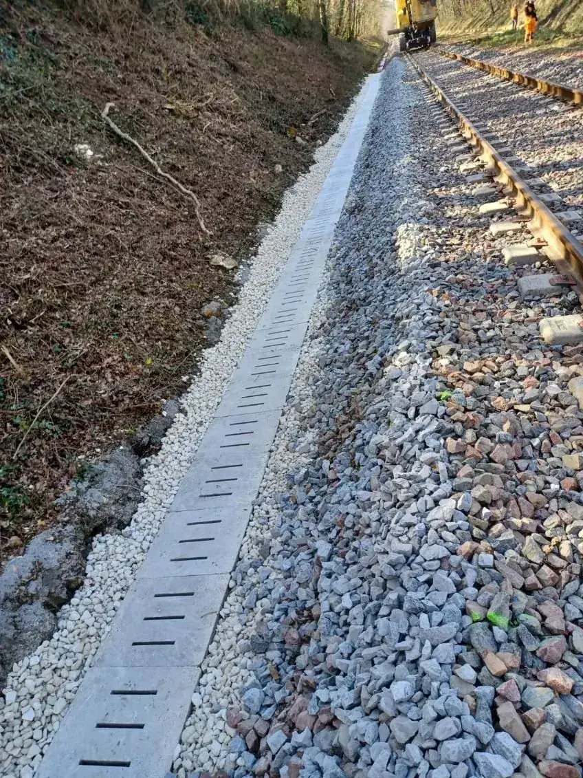 Fossé béton préfabriqué le long de la voie — ligne Niort-Saintes