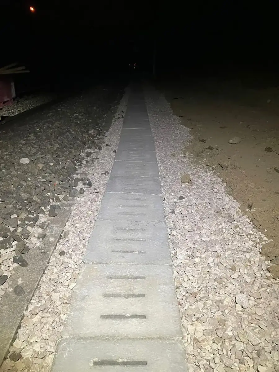 Fossé béton préfabriqué posé de nuit le long de la voie