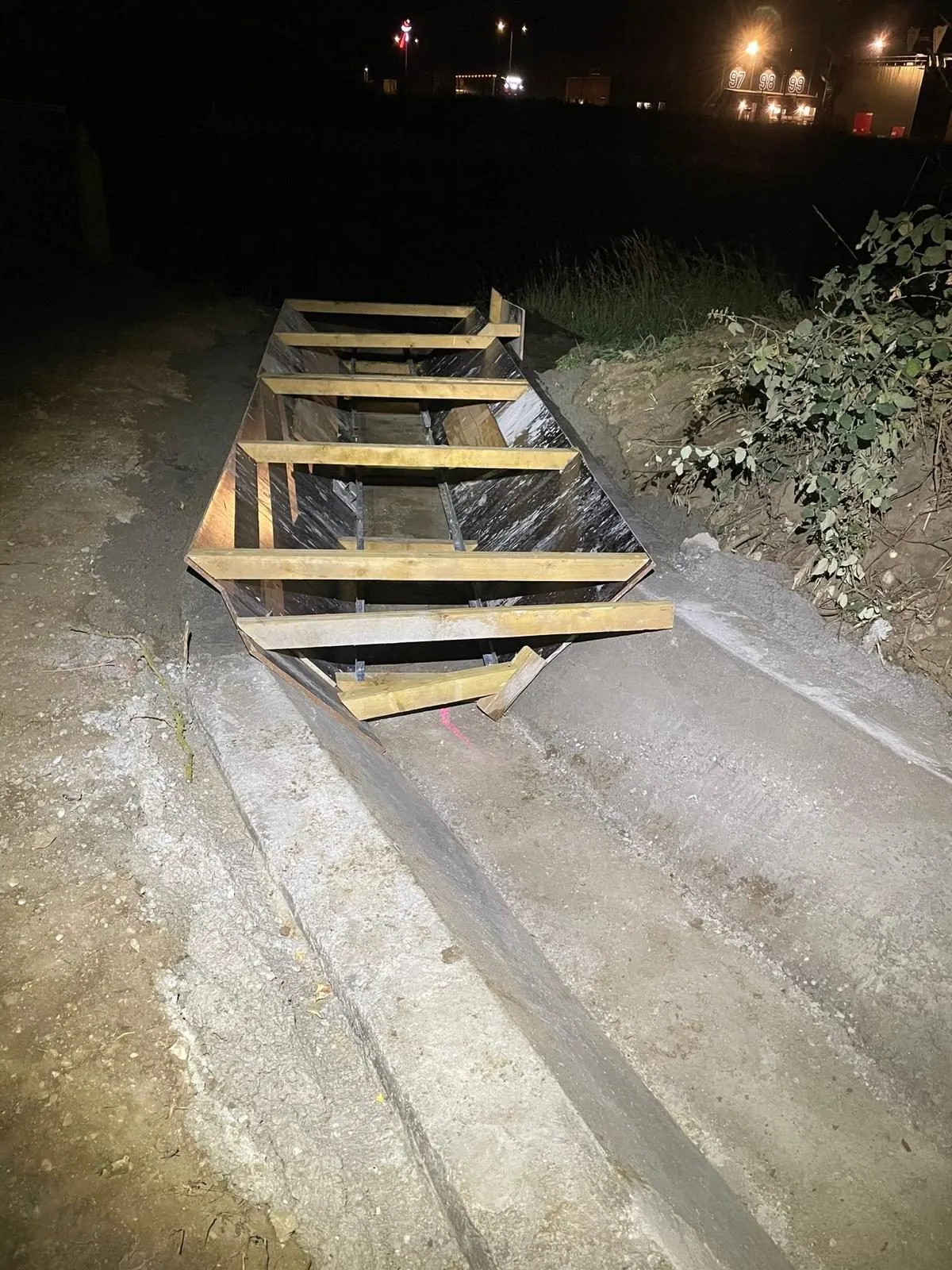 Fossé trapézoïdal béton en cours de création, de nuit