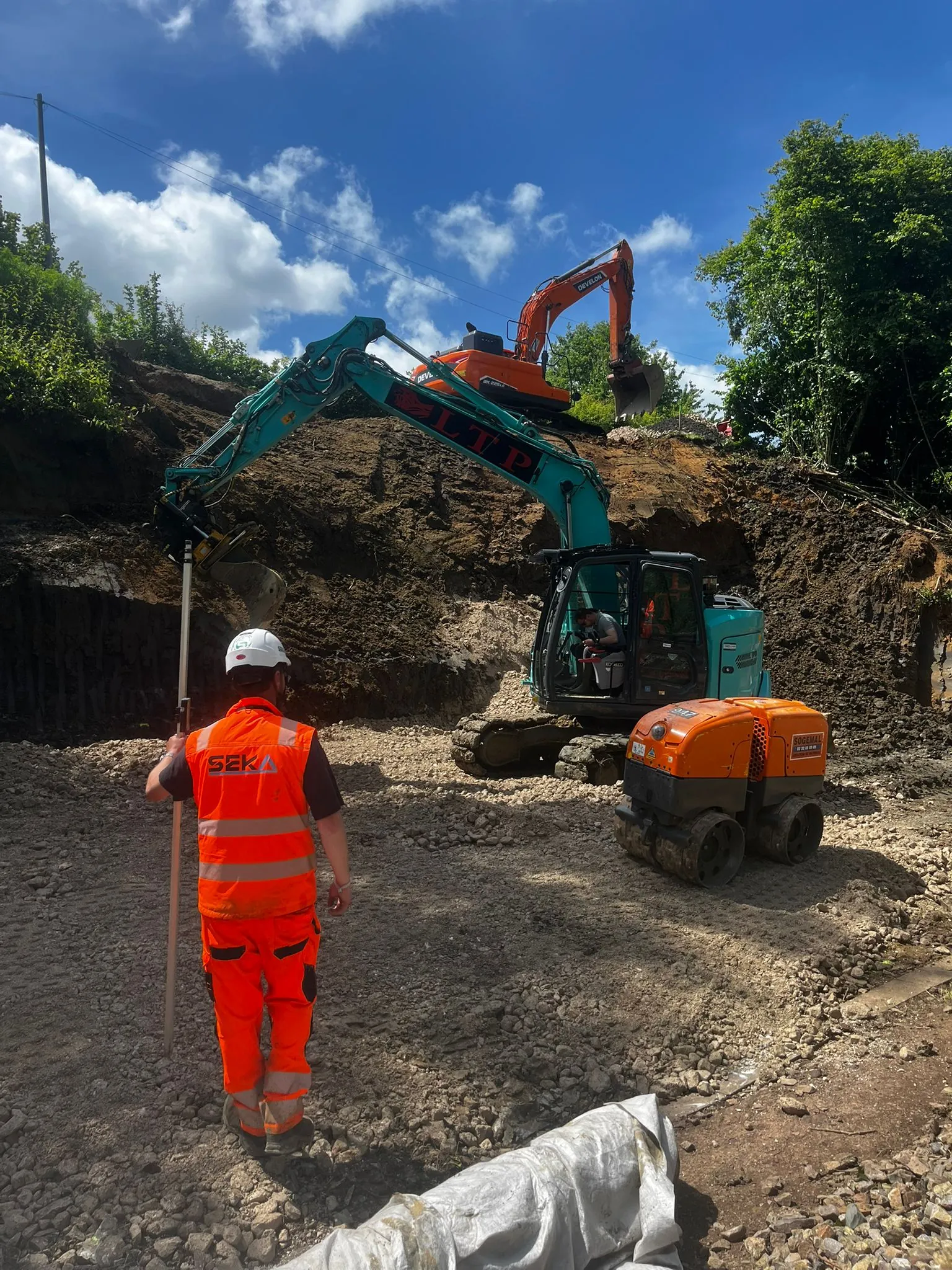 Mise en place de grave, compactage et suivi topographique — Le Thil-Riberpré