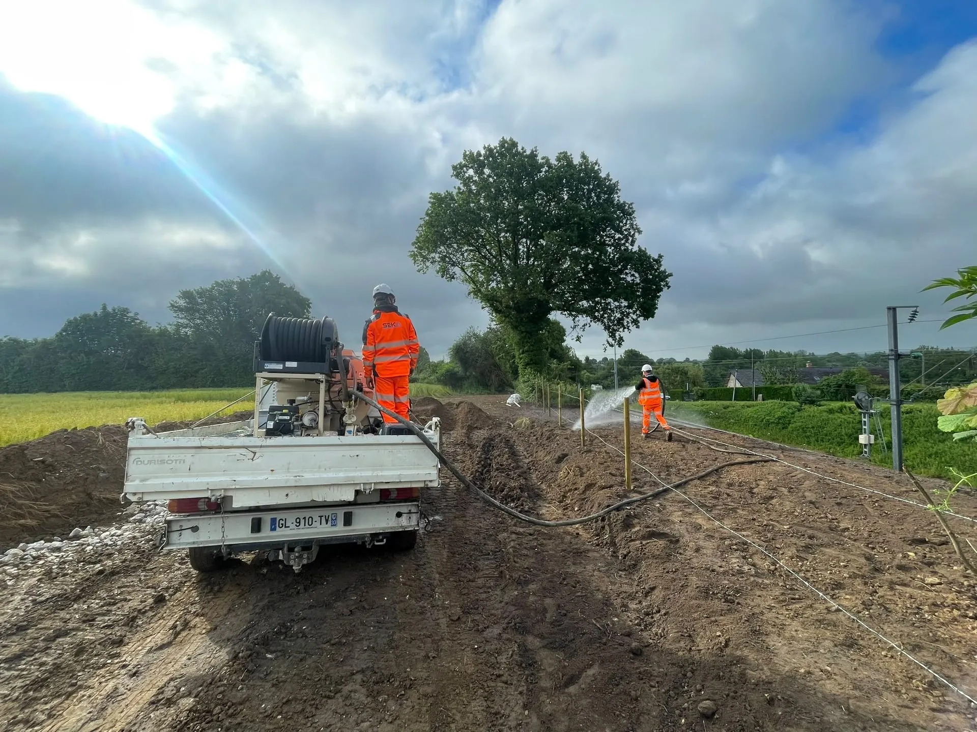 Équipe SEKA projetant l'hydromulching sur un remblai