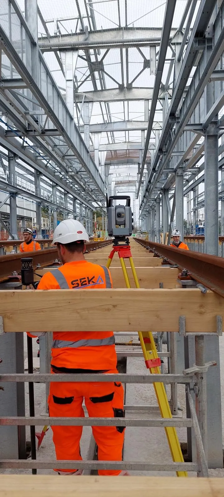 Relevé topographique à la station totale Trimble sur voie