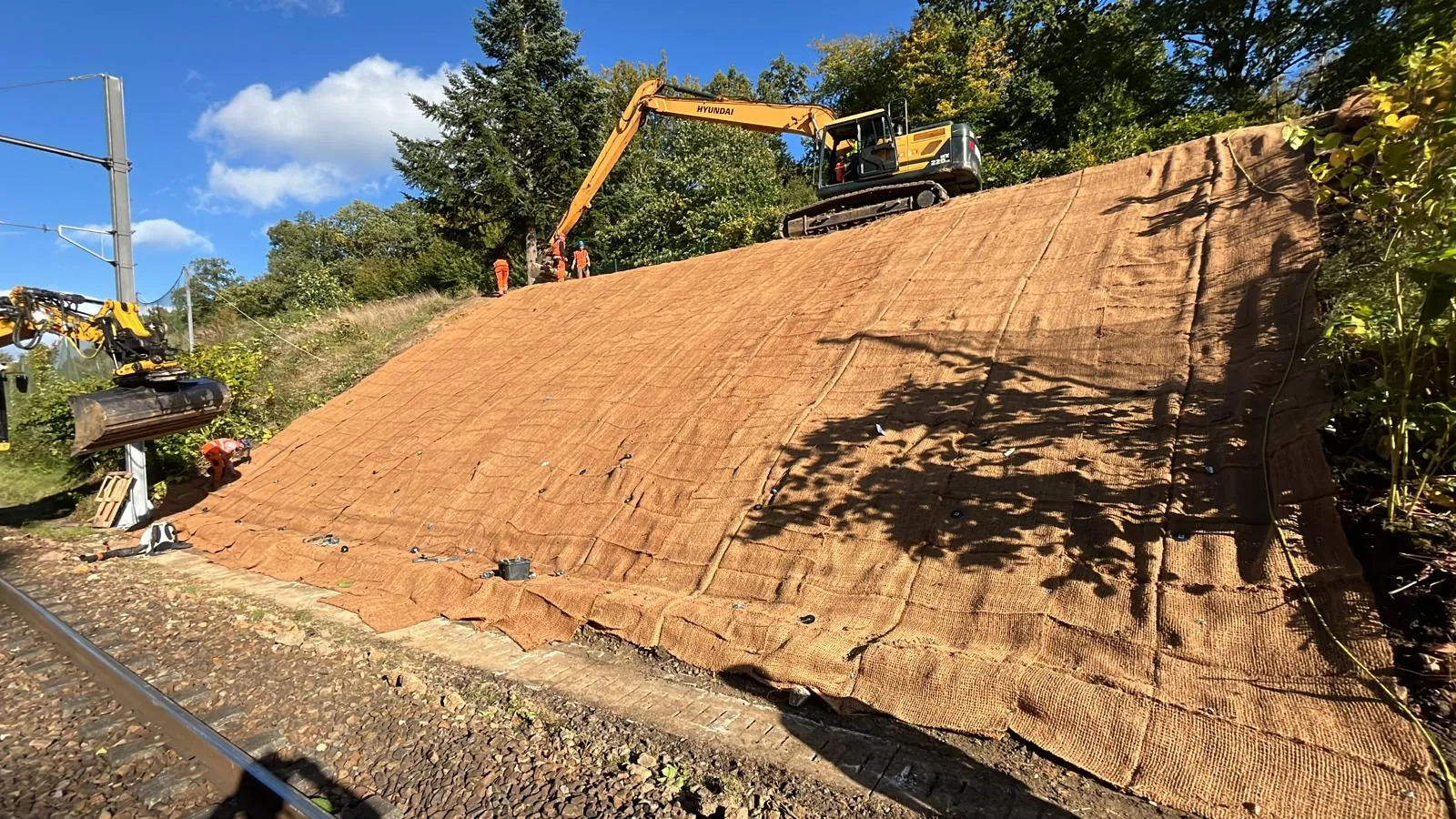 Retalutage et pose de toile coco sur talus — Jouy-en-Josas